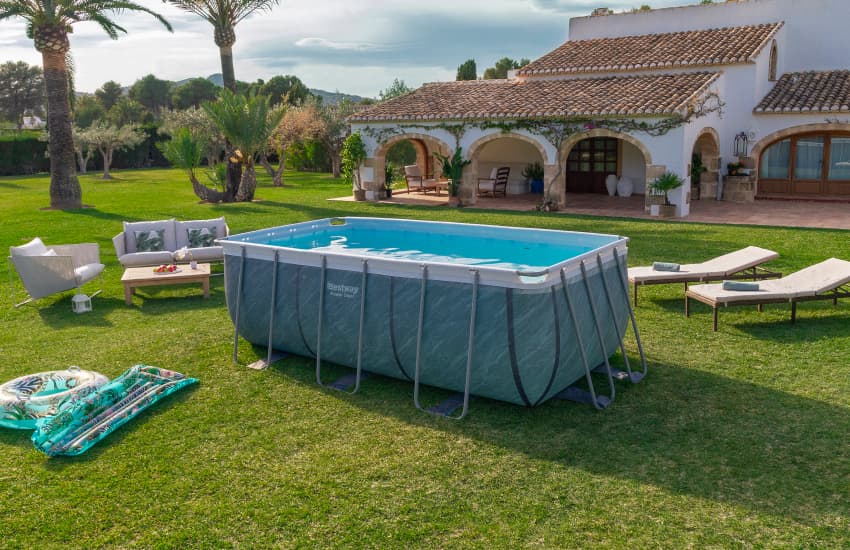 spazio superficie piscina fuori terra
